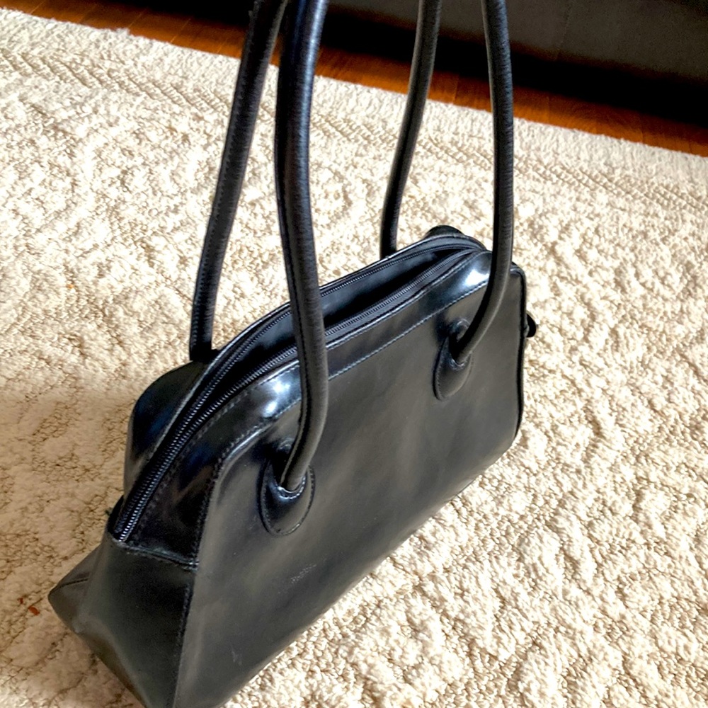 Nine West shoulder black handbag. Gently used. Great preowned condition